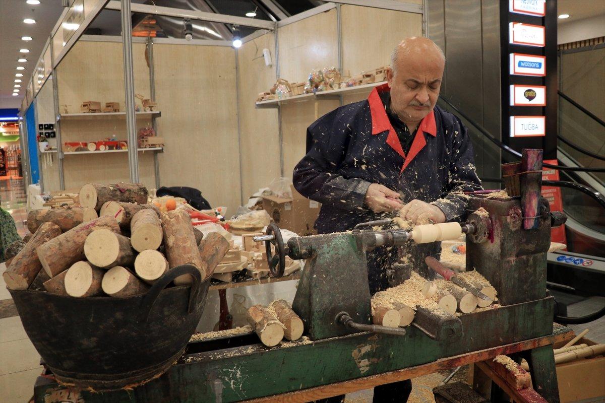 Osmaniyeli mobilyacı, topaç oyuncağı unutulmasın diye şehir şehir geziyor