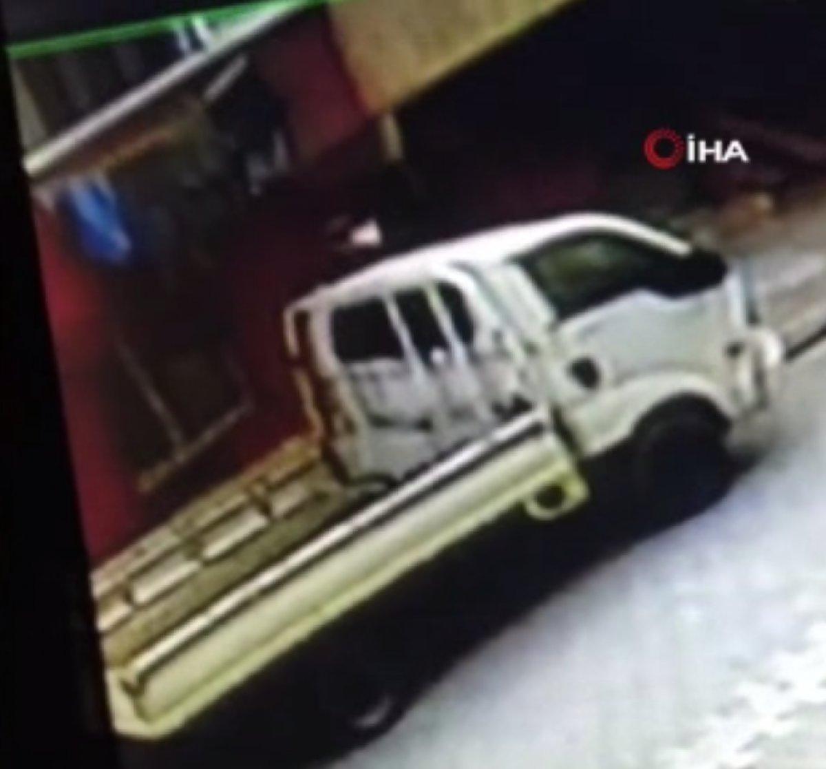 Esenyurt'ta kamyon sürücüsü, balkondaki çamaşırları çaldı