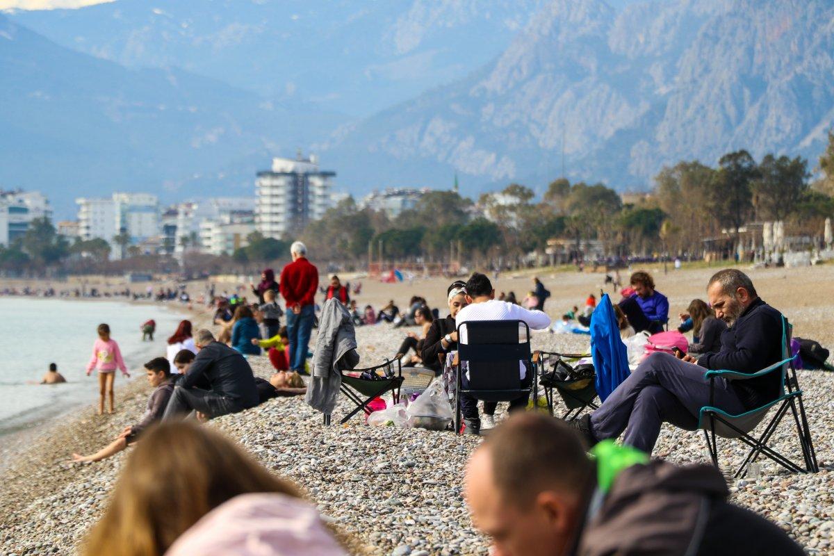 Antalya'da hava sıcaklığı artınca vatandaşlar denize girmeye başladı