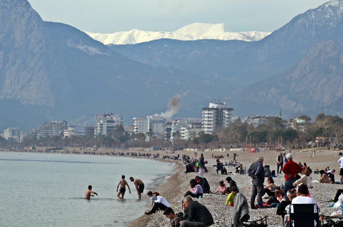 Antalya'da hava sıcaklığı artınca vatandaşlar denize girmeye başladı