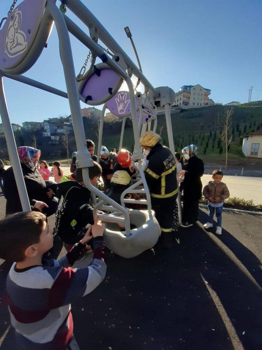 Kocaeli'de salıncağa sıkışan çocuğu itfaiye kurtardı