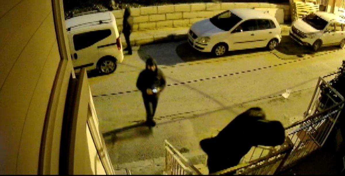 İzmir'de evine giren hırsızları karşısında görünce bağırarak kaçırdı