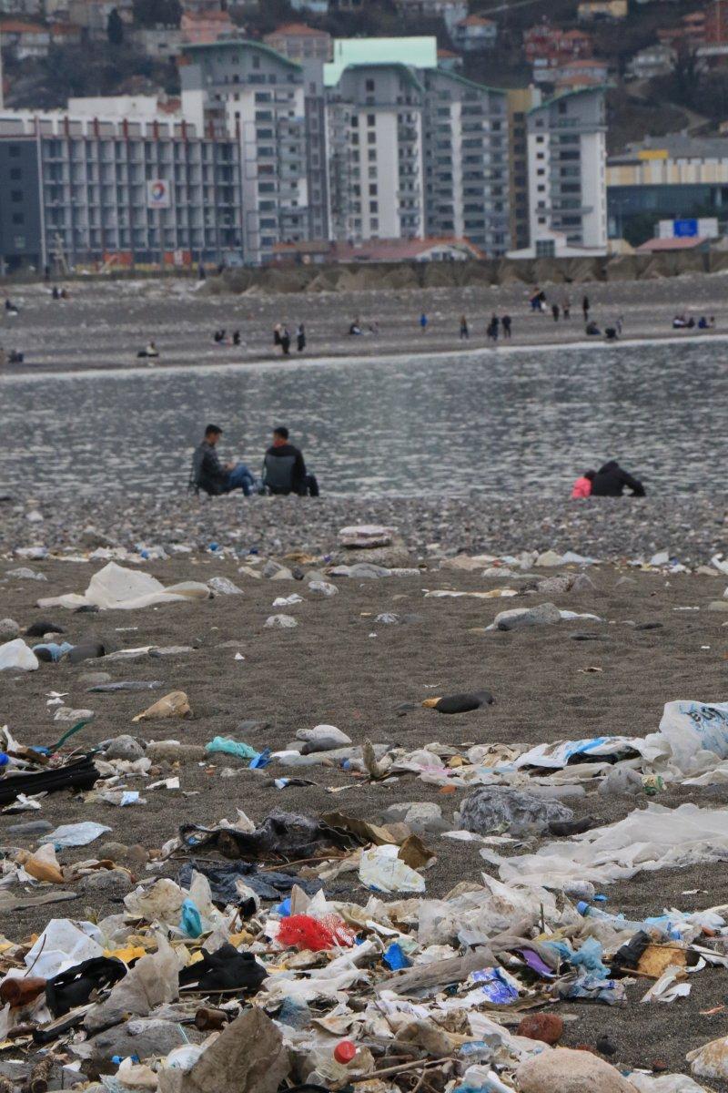 Zonguldak'ta çevre felaketinin ortasında piknik yaptılar