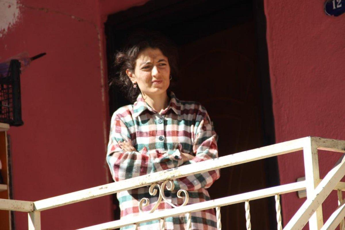 İzmir'de evine giren hırsızları karşısında görünce bağırarak kaçırdı