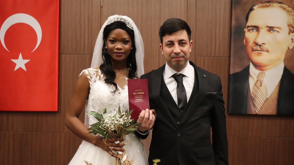 Denizli'de aileye Afrika'dan 3'üncü gelin geldi