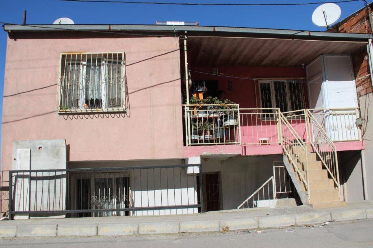 İzmir'de evine giren hırsızları karşısında görünce bağırarak kaçırdı