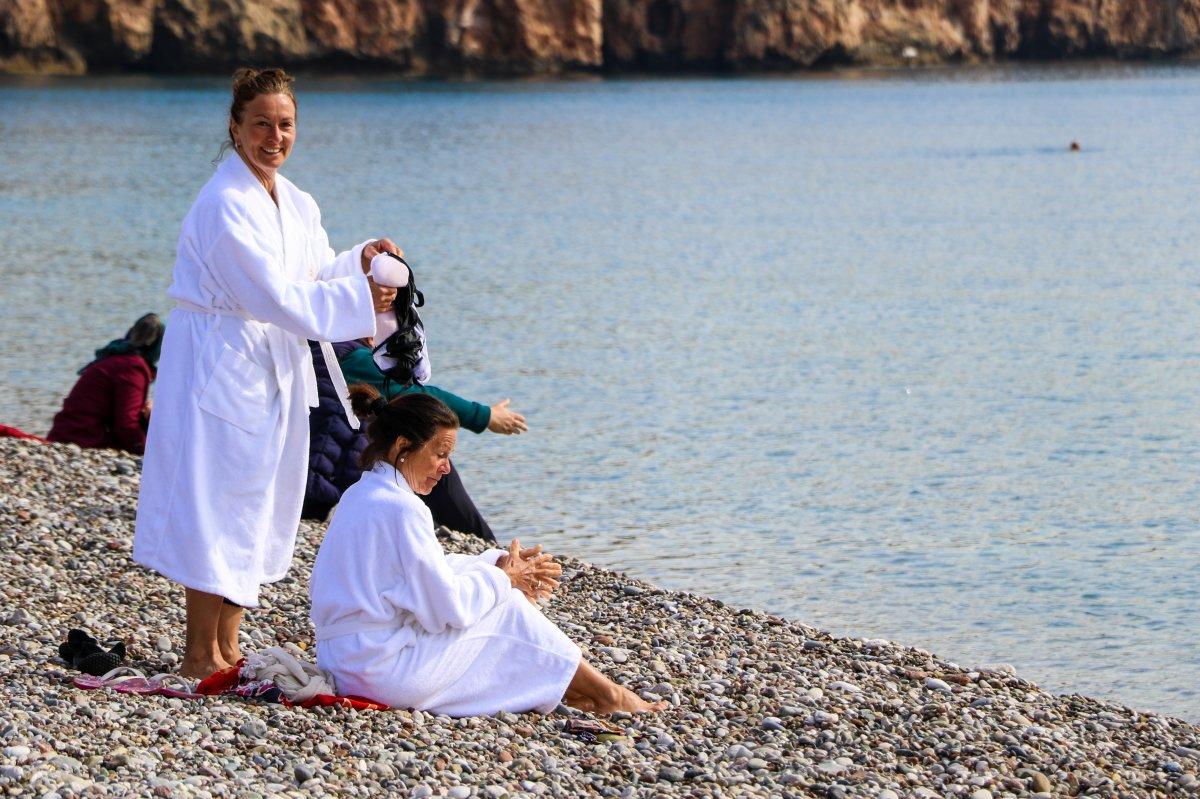 Antalya'da hava sıcaklığı artınca vatandaşlar denize girmeye başladı