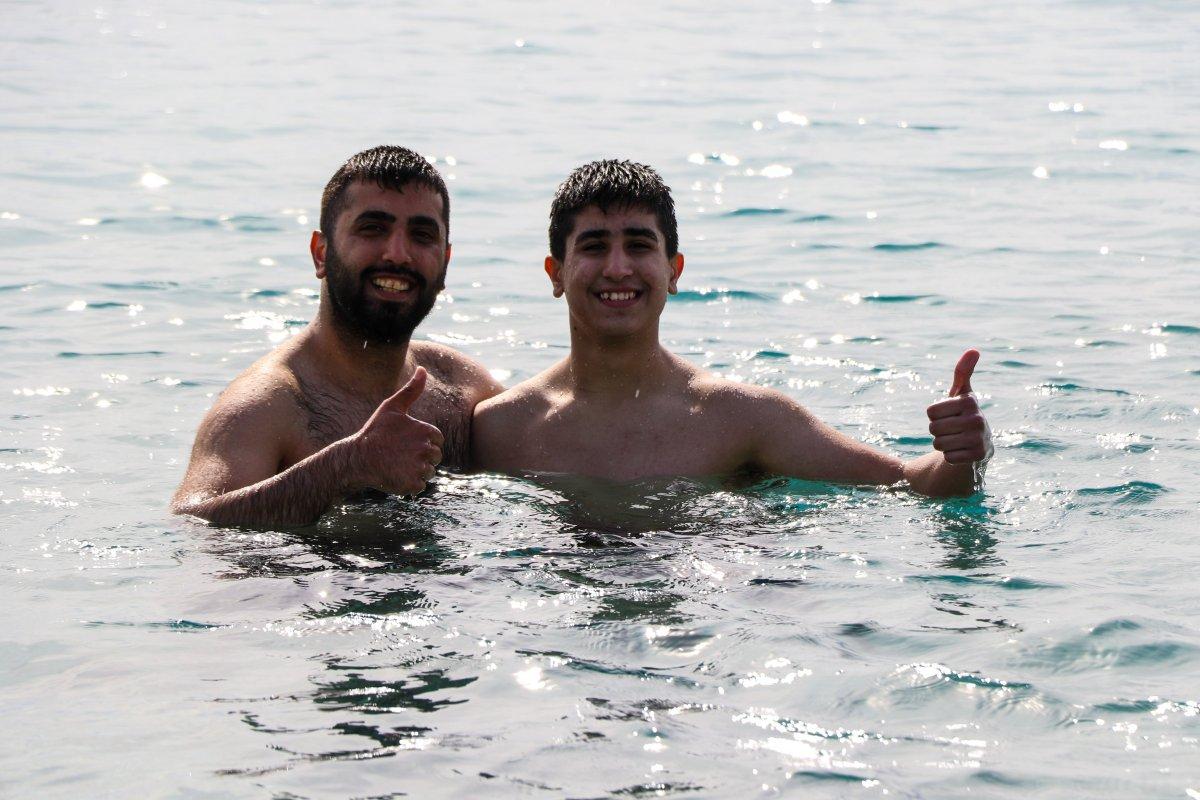 Antalya'da hava sıcaklığı artınca vatandaşlar denize girmeye başladı