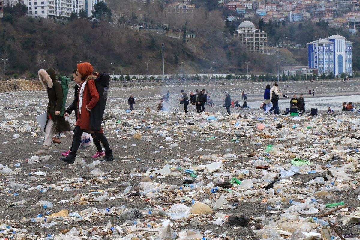 Zonguldak'ta çevre felaketinin ortasında piknik yaptılar
