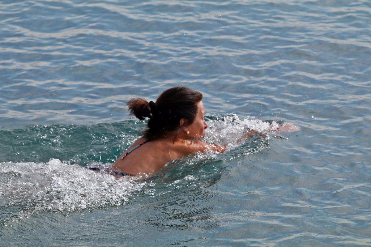 Antalya'da hava sıcaklığı artınca vatandaşlar denize girmeye başladı