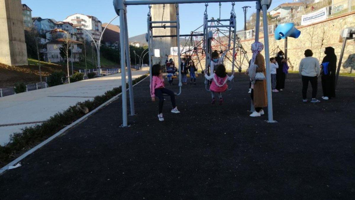 Kocaeli'de salıncağa sıkışan çocuğu itfaiye kurtardı