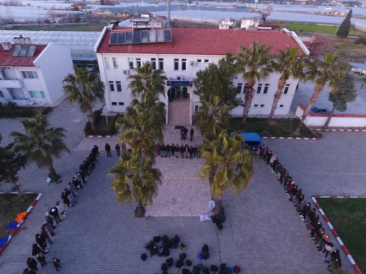 Kaş'ta 88 düzensiz göçmen yakalandı