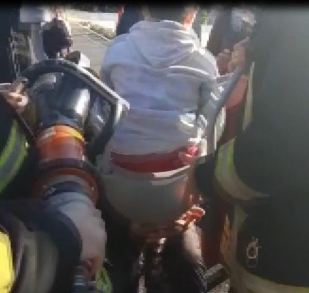 Kocaeli'de salıncağa sıkışan çocuğu itfaiye kurtardı