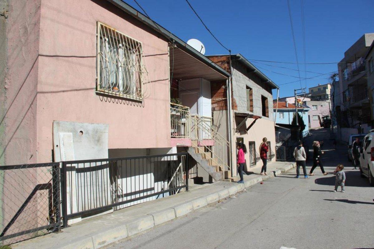 İzmir'de evine giren hırsızları karşısında görünce bağırarak kaçırdı