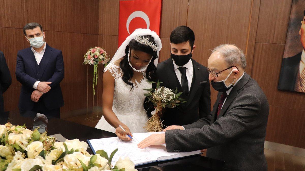 Denizli'de aileye Afrika'dan 3'üncü gelin geldi