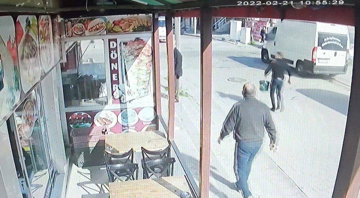 Sultangazi'de esnaf, yanan aracı kovalarla söndürdü