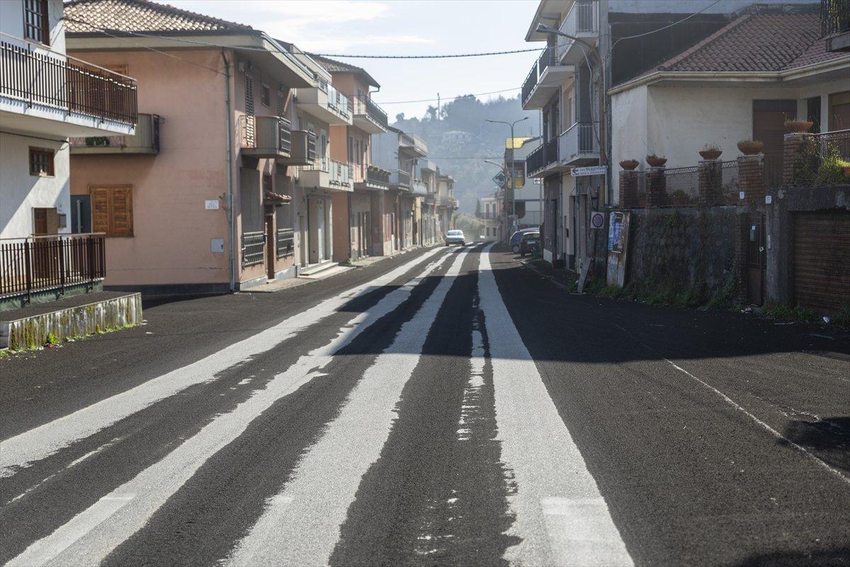 İtalya'da Etna Yanardağı yeniden kül ve lav püskürttü