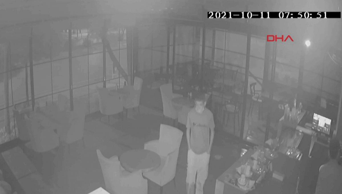 Adana'daki 17 yaşındaki hırsız, girdiği kafeyi soydu