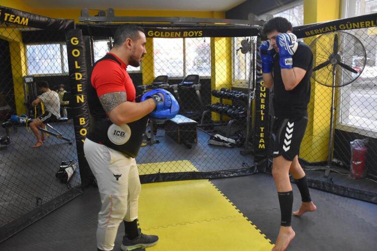 Sağlıkçılar kendilerini korumak için kick boks öğrenmeye başladı