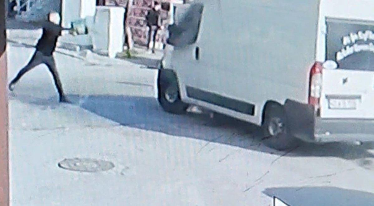 Sultangazi'de esnaf, yanan aracı kovalarla söndürdü