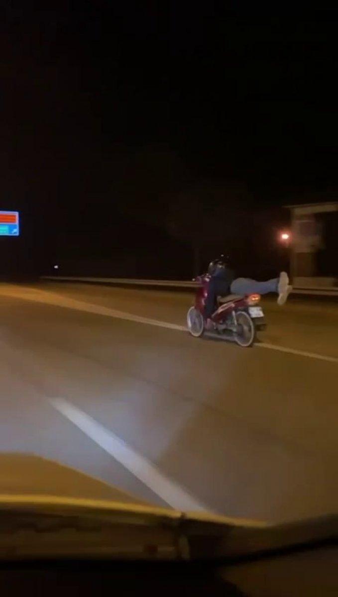 Sakarya’da motosikletinin üzerinde yatarak seyreden sürücü
