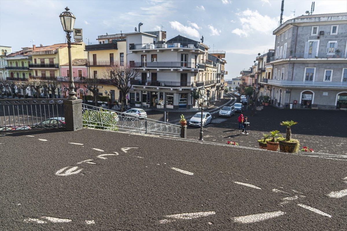 İtalya'da Etna Yanardağı yeniden kül ve lav püskürttü