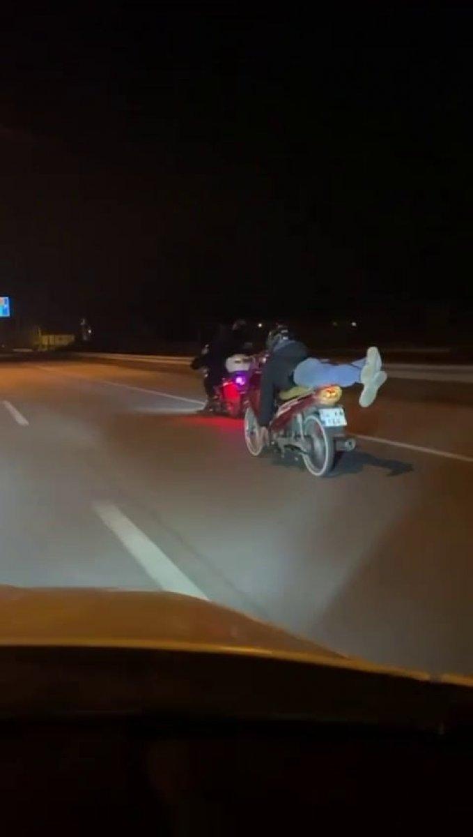 Sakarya’da motosikletinin üzerinde yatarak seyreden sürücü