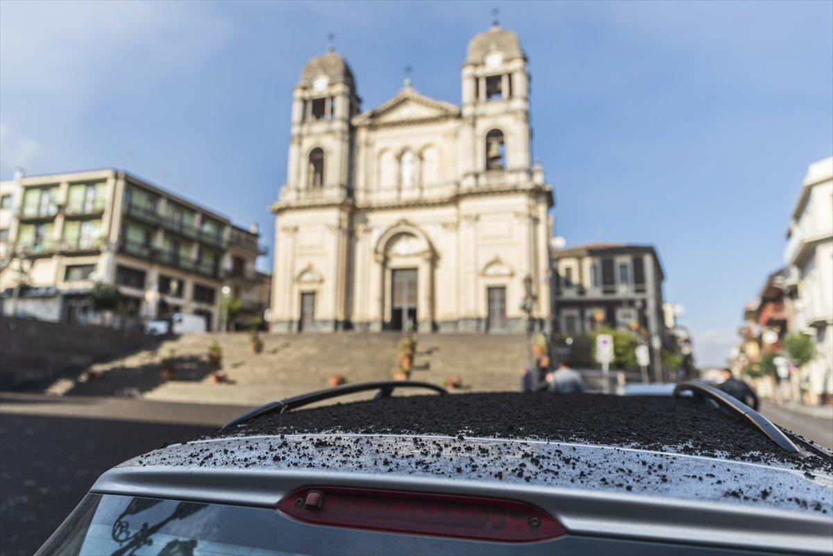 İtalya'da Etna Yanardağı yeniden kül ve lav püskürttü