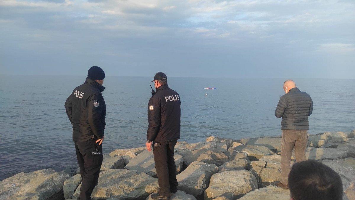 Ordu'da yamaç paraşütçüsü eğitim sırasında denize düştü