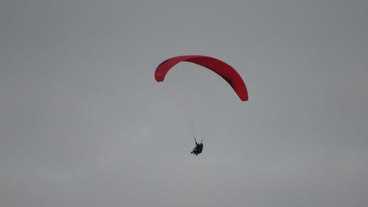 Ordu'da yamaç paraşütçüsü eğitim sırasında denize düştü