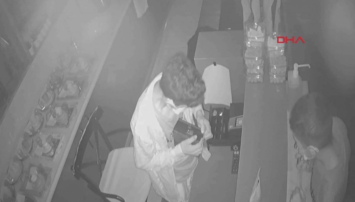 Adana'daki 17 yaşındaki hırsız, girdiği kafeyi soydu