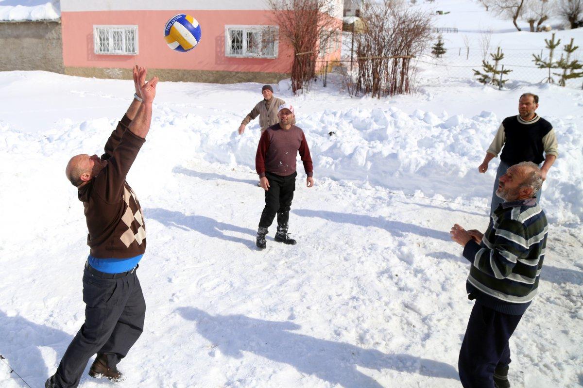 Gümüşhane'de 30 yıllık gelenek: Kar voleybolu