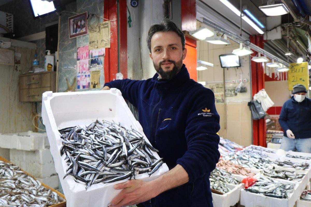 Samsun'da balık satıcıya ucuz alıcıya pahalı geliyor