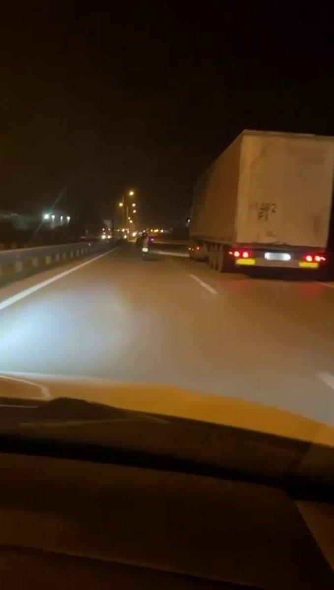 Sakarya’da motosikletinin üzerinde yatarak seyreden sürücü