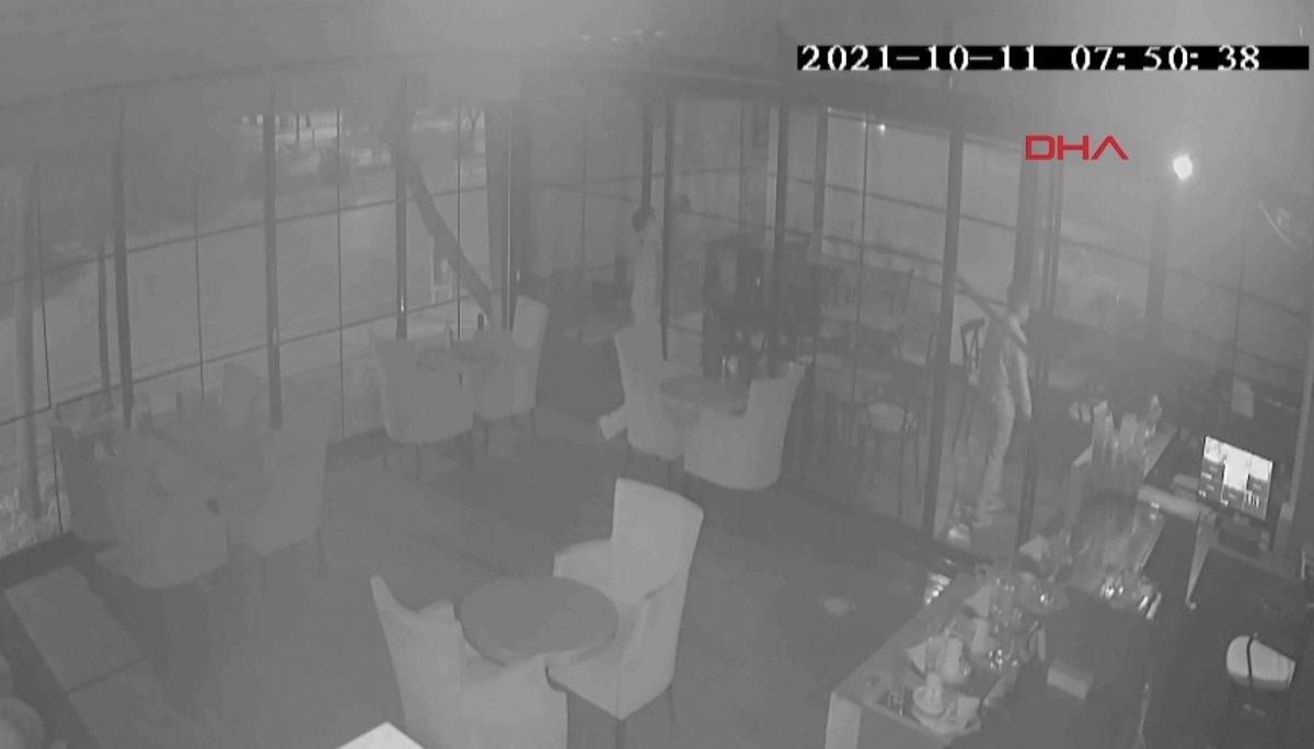 Adana'daki 17 yaşındaki hırsız, girdiği kafeyi soydu