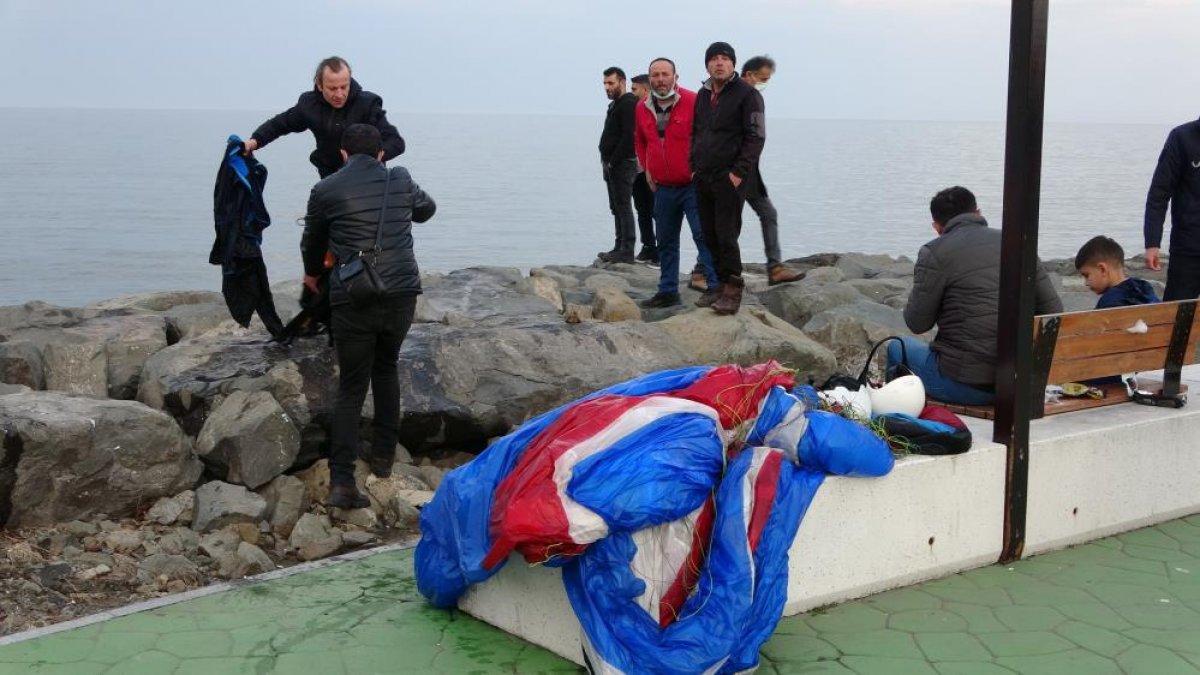 Ordu'da yamaç paraşütçüsü eğitim sırasında denize düştü