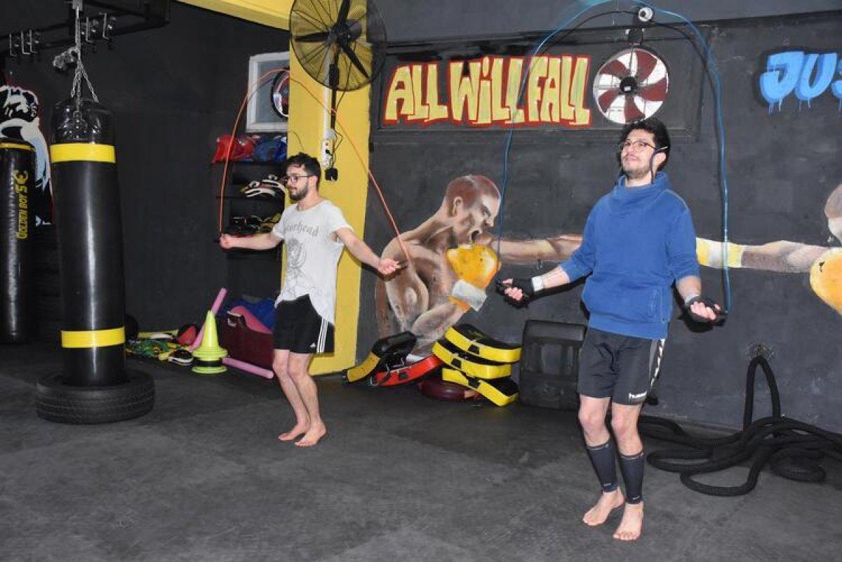 Sağlıkçılar kendilerini korumak için kick boks öğrenmeye başladı