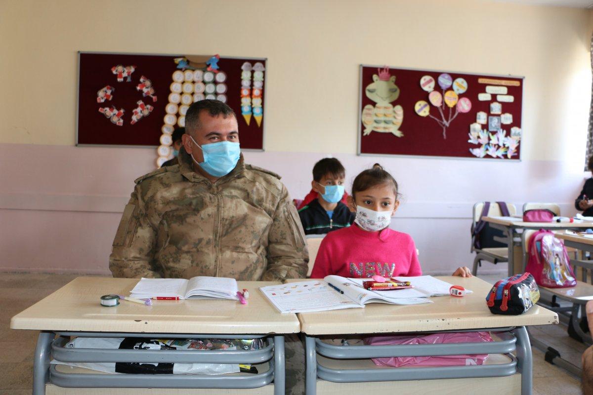 Mehmetçik'ten Şırnaklı öğrencilere hediye