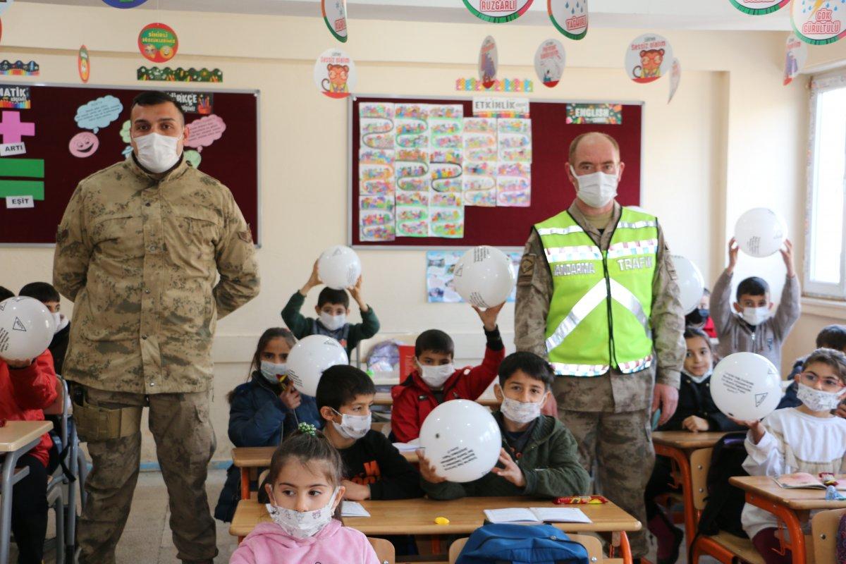 Mehmetçik'ten Şırnaklı öğrencilere hediye