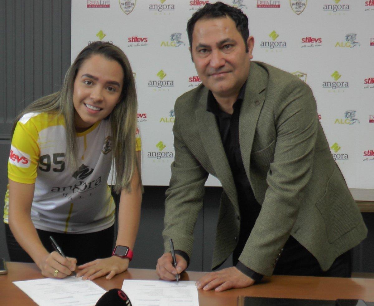 Gaziantep'te Brezilyalı kadın futbolcu davul, zurnayla karşılandı