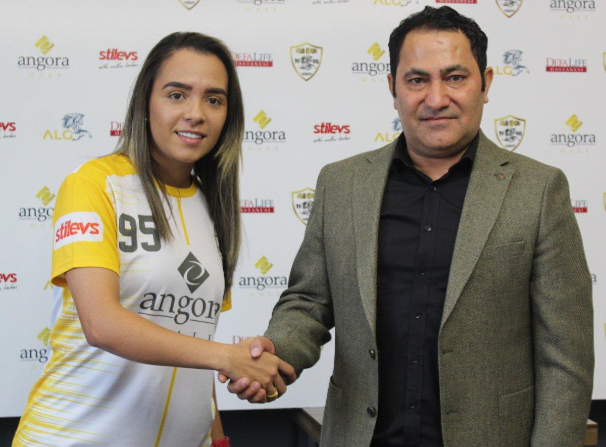 Gaziantep'te Brezilyalı kadın futbolcu davul, zurnayla karşılandı