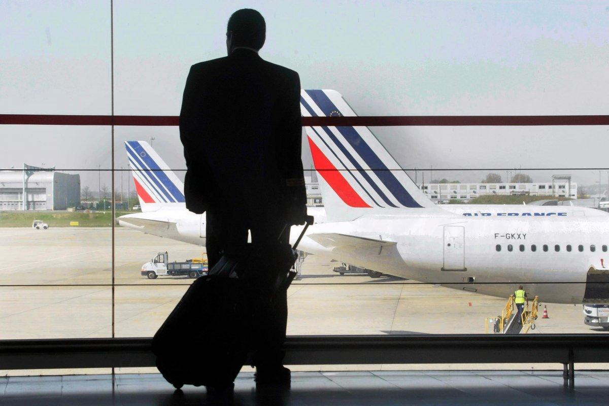 Fransız pilot, namaz kıldığı için işinden atıldı