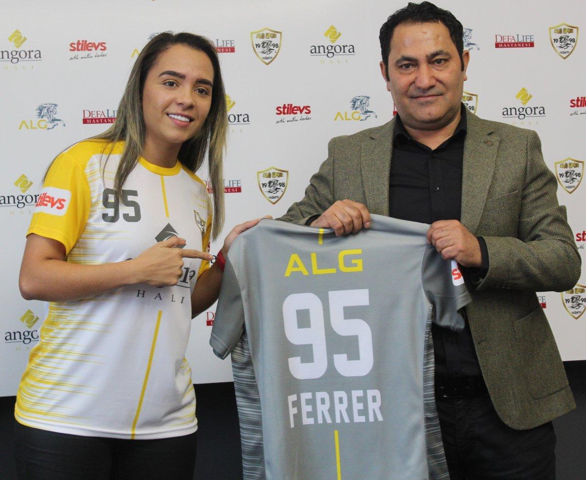 Gaziantep'te Brezilyalı kadın futbolcu davul, zurnayla karşılandı