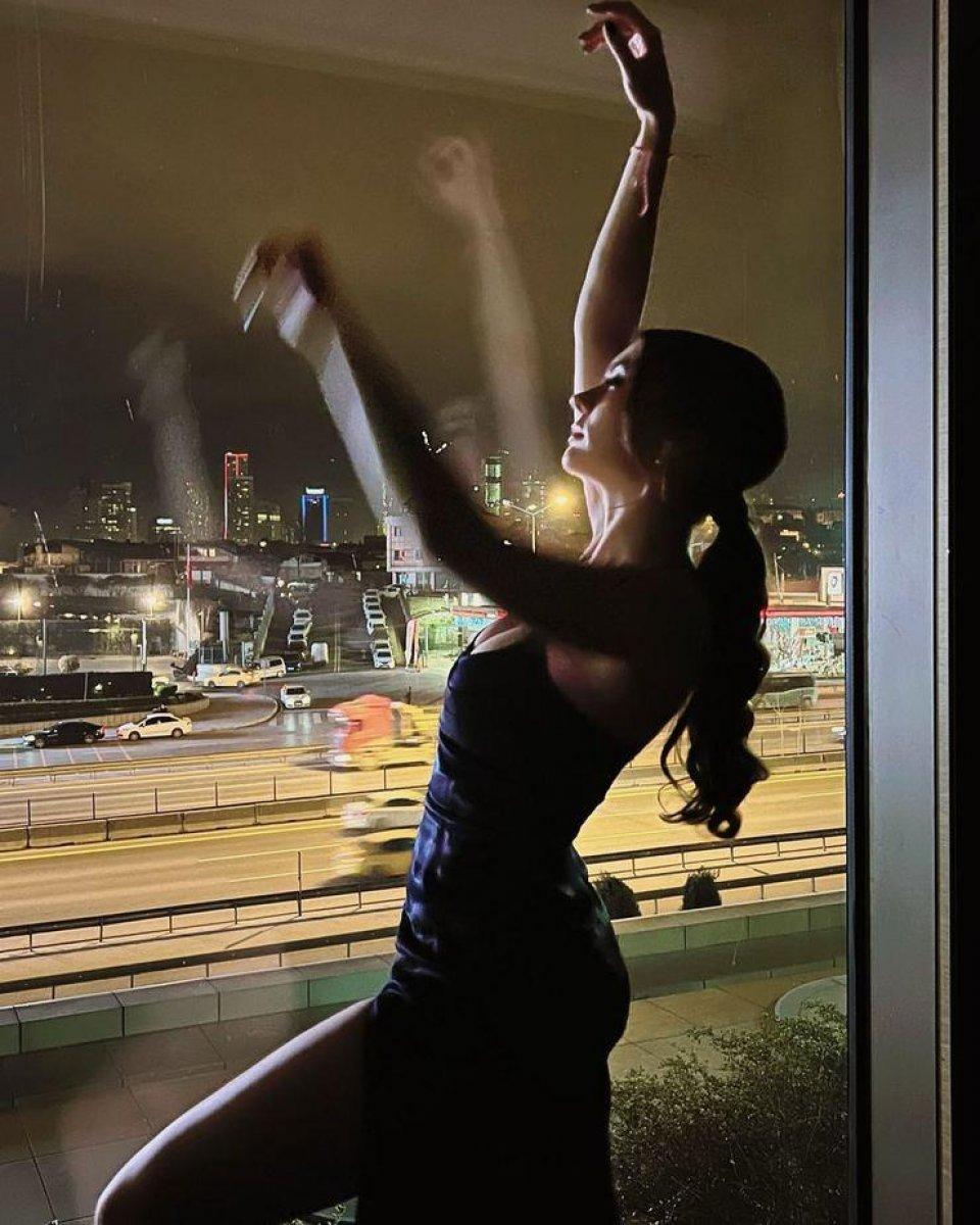 Burcu Özberk derin yırtmaçlı elbisesiyle poz verdi