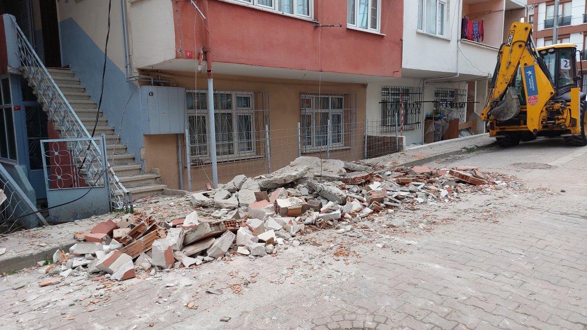 Küçükçekmece'de düşen balkon, deprem etkisi yarattı