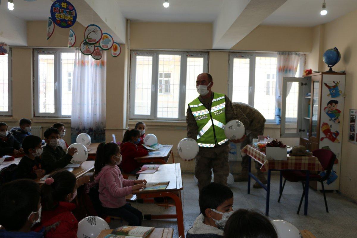 Mehmetçik'ten Şırnaklı öğrencilere hediye