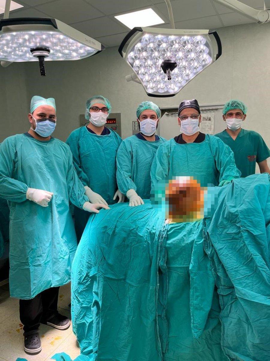 Şanlıurfa'da hastanın kalçasından 10 kilo tümör çıktı