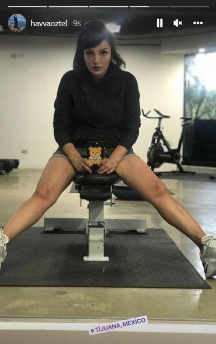 Aleyna Tilki'nin annesi Havva Öztel'den mini şortlu poz