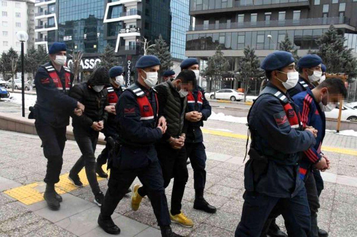 Aksaray’da öğrencilere satılan uyuşturucular, klozetten çıktı