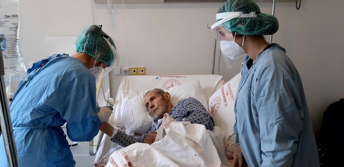 Bolu’da 3 doz aşılı 96 yaşındaki Abdullah Çetin, koronavirüsü atlattı